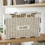 Skarbonka „Wyzwanie oszczędzanie” 10 000 zł na prezent – biała - obrazek 6